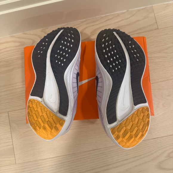 Nike Women's Quest 5 - Lavender and Gold Sneakers - Picture 4 of 4